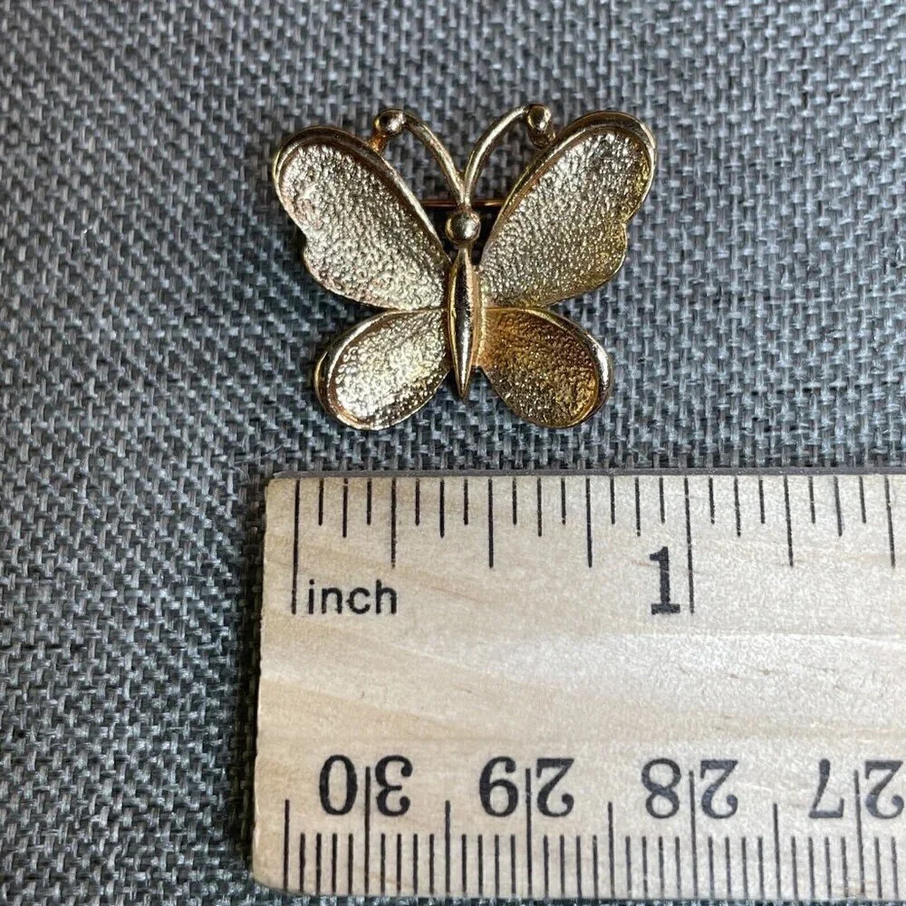 Sarah Coventry Butterfly Brooch Pin Gold Tone Texured Signed 1 x .85" Vintage - Picture 5 of 5